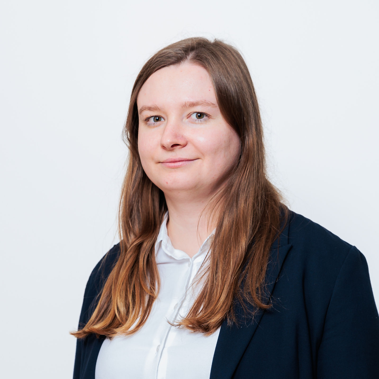 23 — 20240201-bves-mitarbeiter-portraits-new-14_BEATRICE